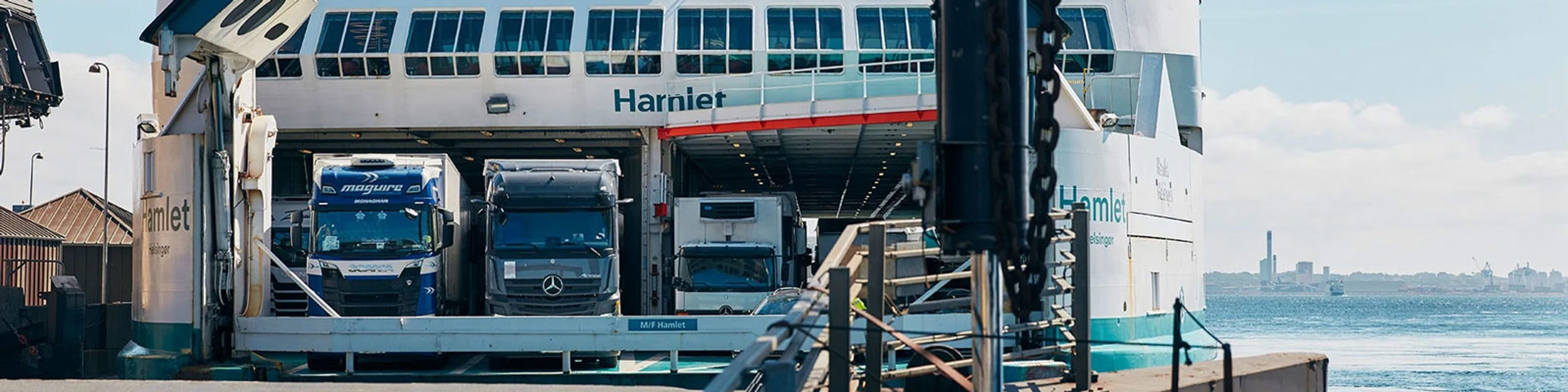 Lastbil og varevogne kører ombord på færgen Hamlet ved Helsingør.