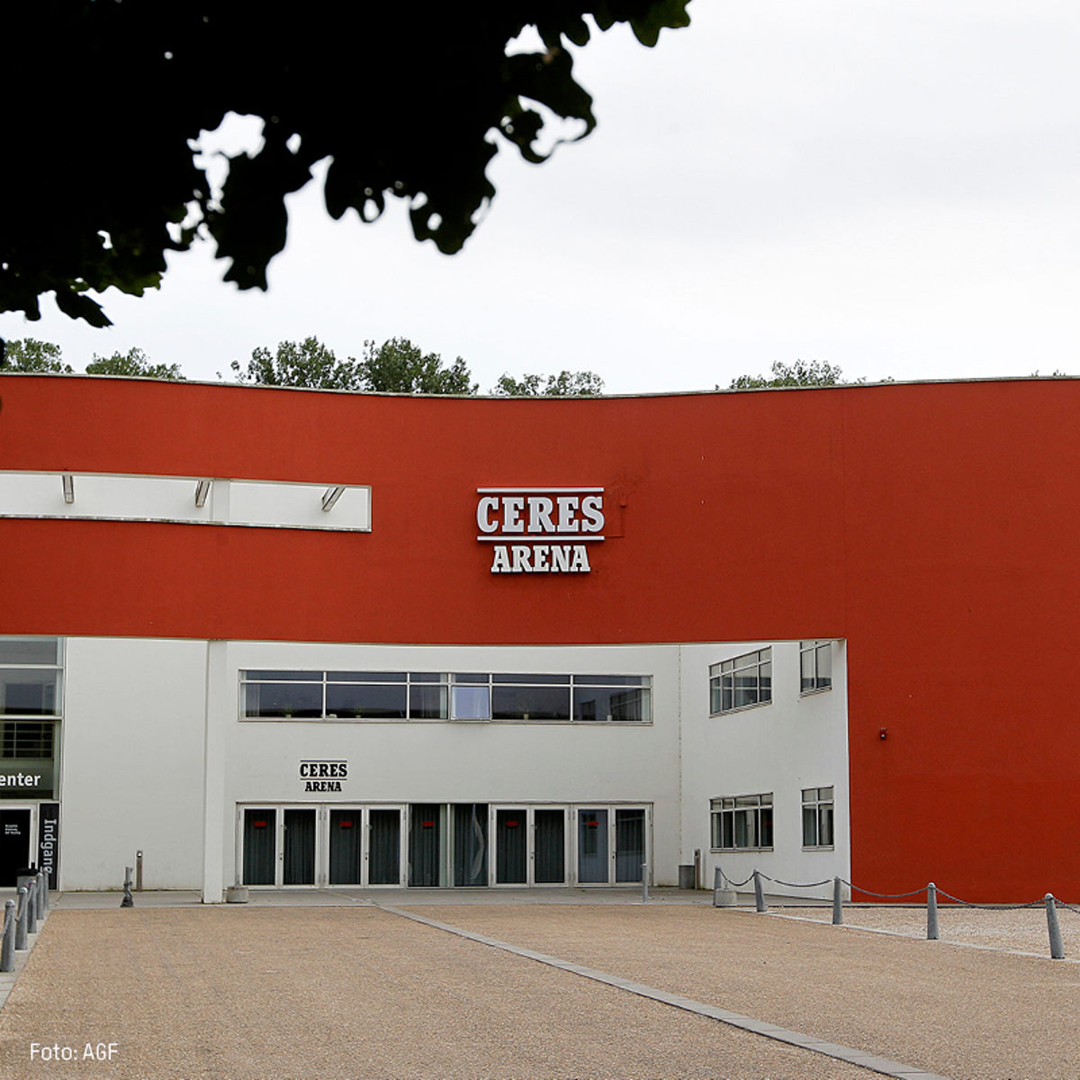 Ceres Arena set forfra med rød facade og store vinduer, klar til sports- og kulturbegivenheder.