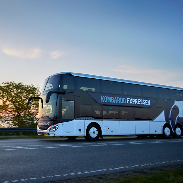 Bus Kører Ved Vand 2