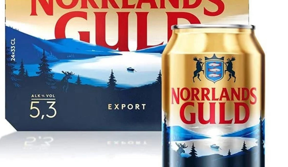Burk av Norrlands Guld öl framför en förpackning med illustration av en norrlandskust.