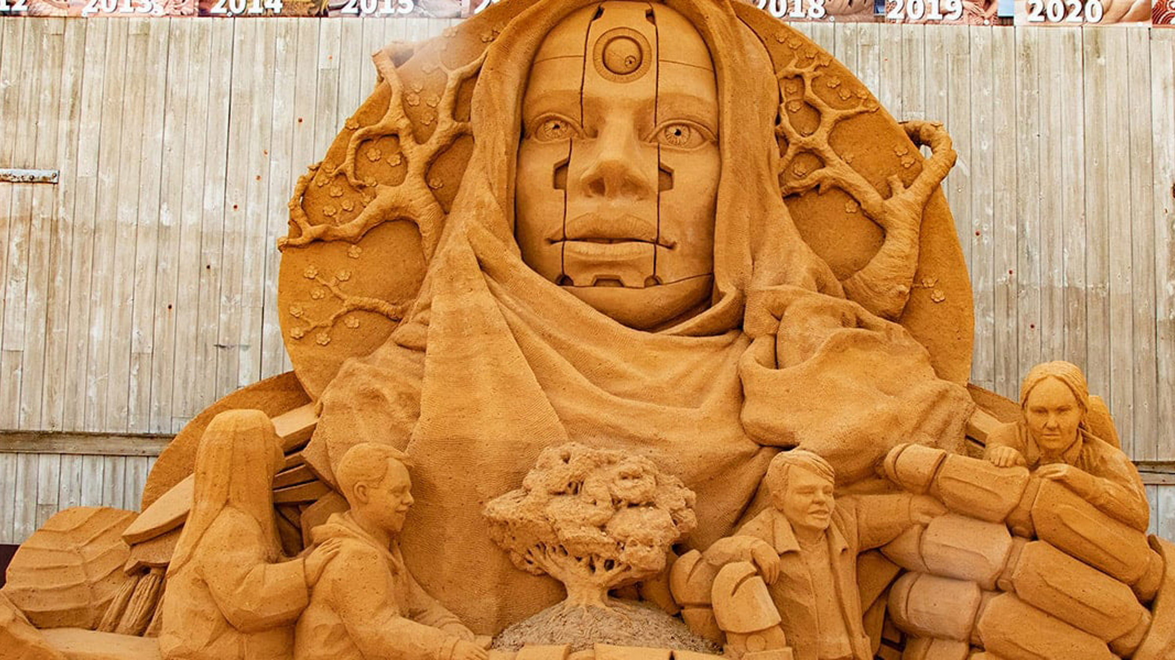 Moder Jord sandskulptur från Hundested Sandskulptur 22 med intrikata detaljer och modernt tema.