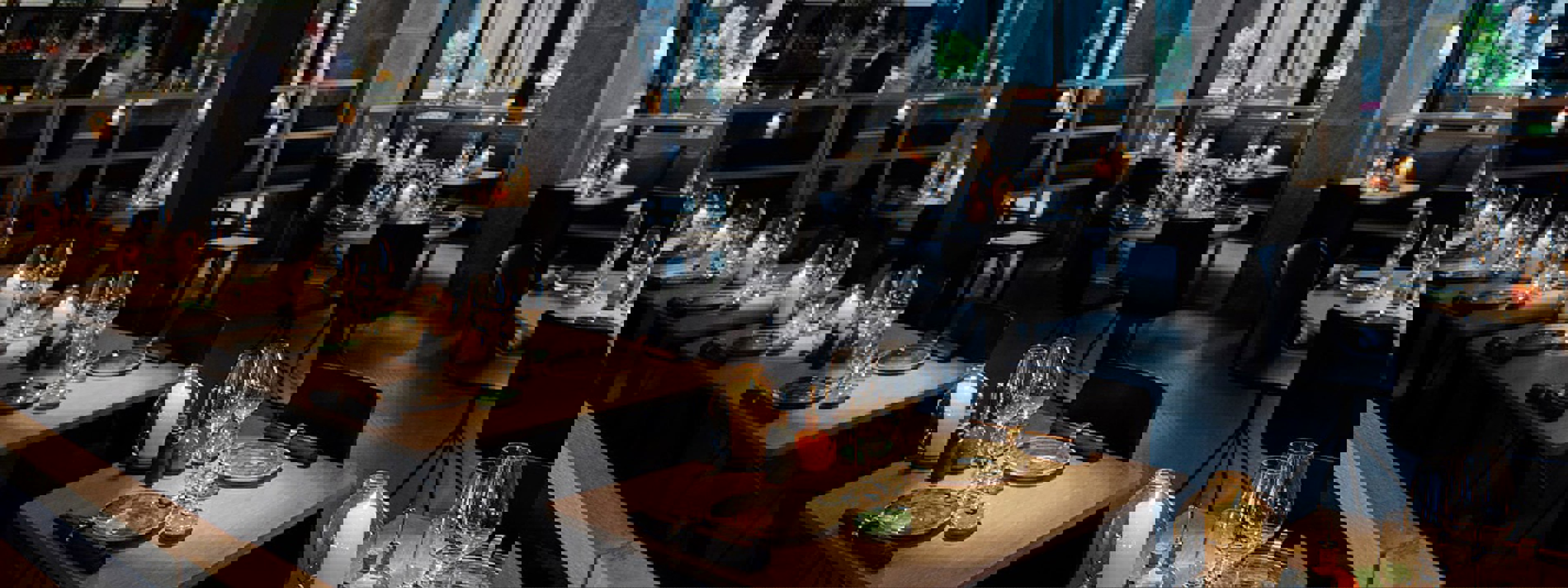 Många bord är uppdukade i dunkel belysning.