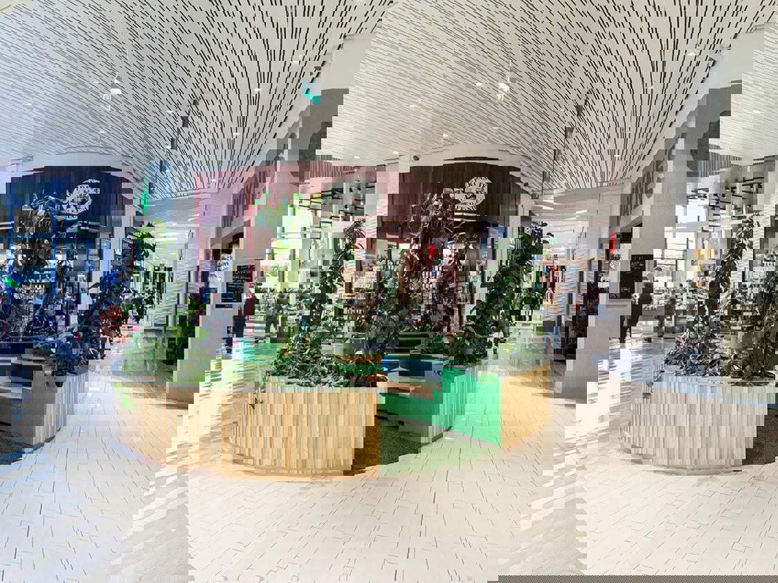 Fyrværkerishow i nattehimlen som oplyser himlen med farverige stråler og mønstre i alle retninger.