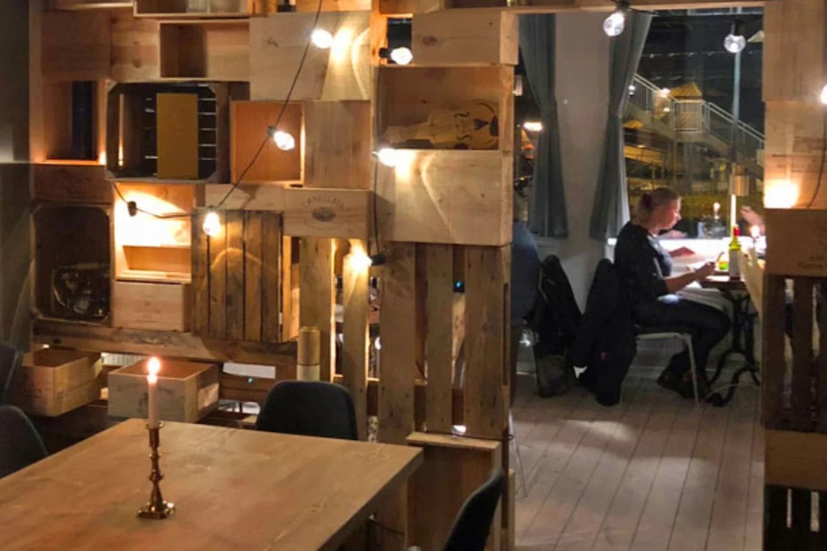 Inredningen på restaurang i Helsingör med träpaneler och belysning, ett bord i förgrunden.