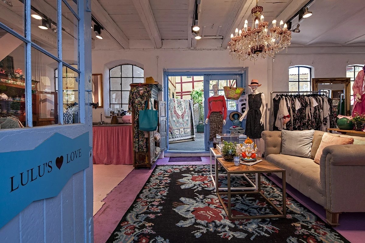Inredningsbutik Lulus Love med eleganta möbler, kläder och unika dekorationer i ljus och inbjudande atmosfär.