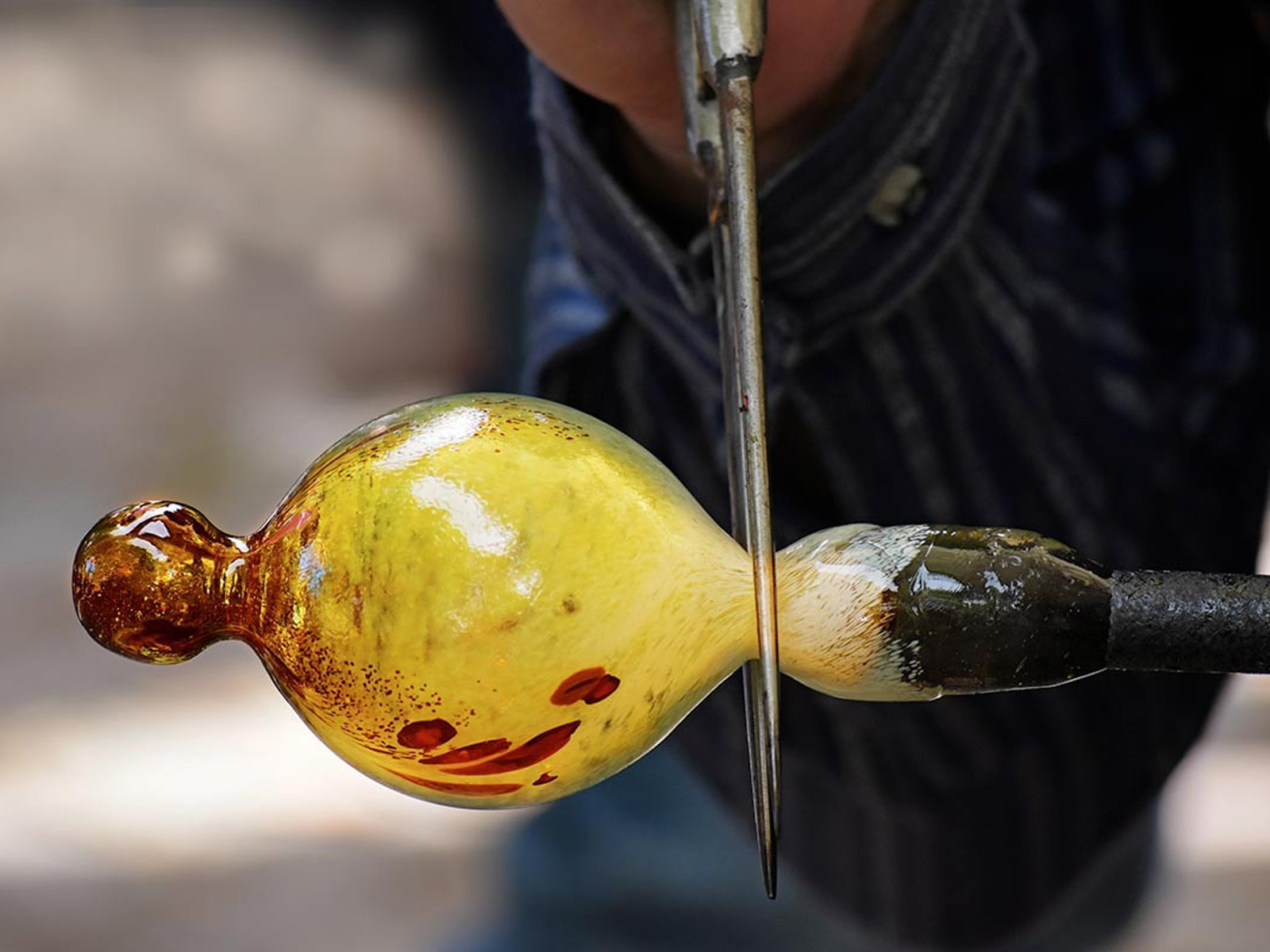 Glasblåsning av färgglatt glas i processen av en erfaren glasblåsare, Hundested Glasblåsare.