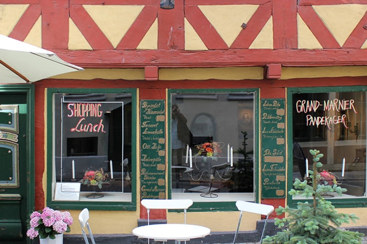 Fasaden på Helsingörs Rådmand Davids Hus med skyltar som annonserar lunch och grand marnier-pannkakor.