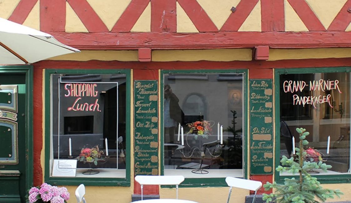 Fasaden på Helsingörs Rådmand Davids Hus med skyltar som annonserar lunch och grand marnier-pannkakor.