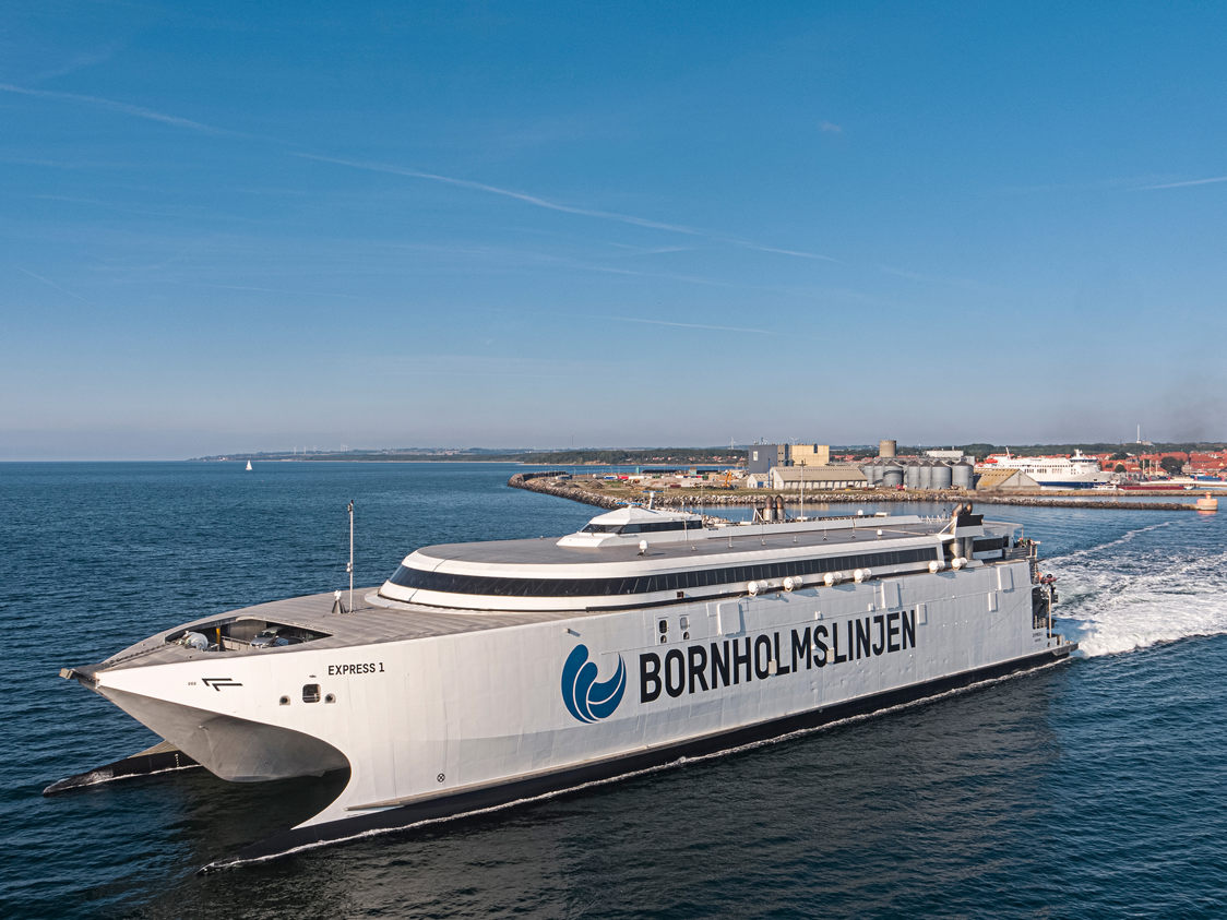 Bornholmslinjen færge Express 1 sejler fra havn i fugleperspektiv.