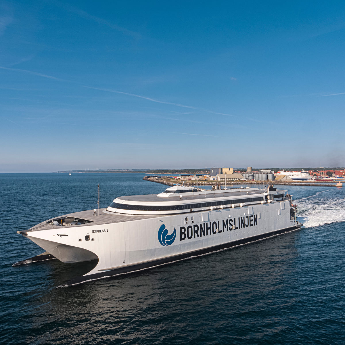 Bornholmslinjen færge Express 1 sejler fra havn i fugleperspektiv.