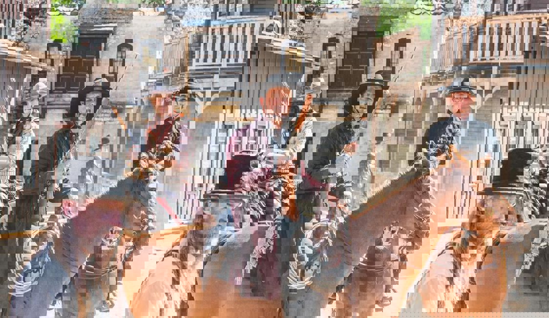 High Chaparral heste og cowboys med geværer.