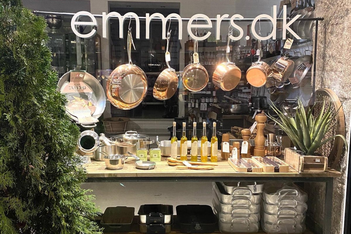 Genom ett skyltfönster kan man se kastruller och annan köksutrustning.