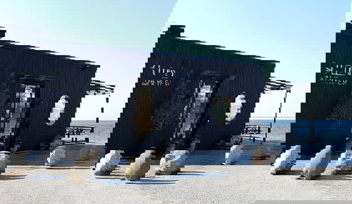 En sort facade af bygning for Sillen Och Makrillen.