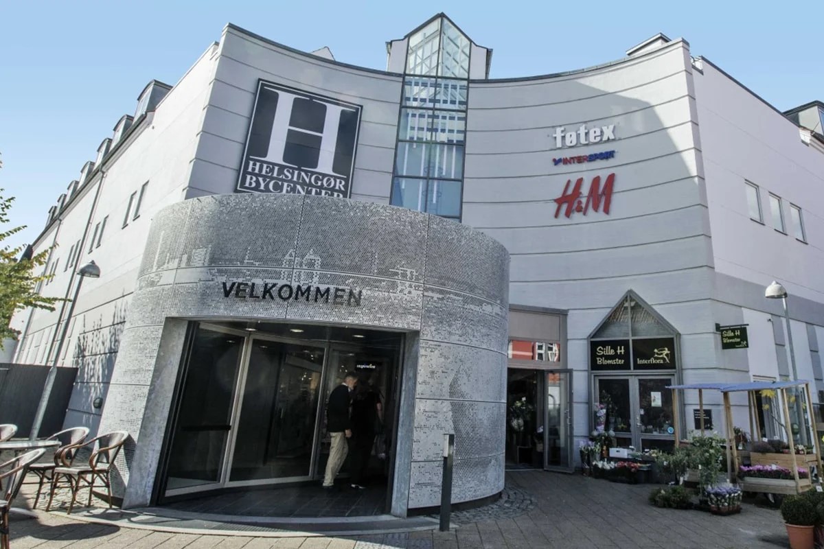 Ingång till Helsingör Bycenter med välkomstskylt och shoppingentré.