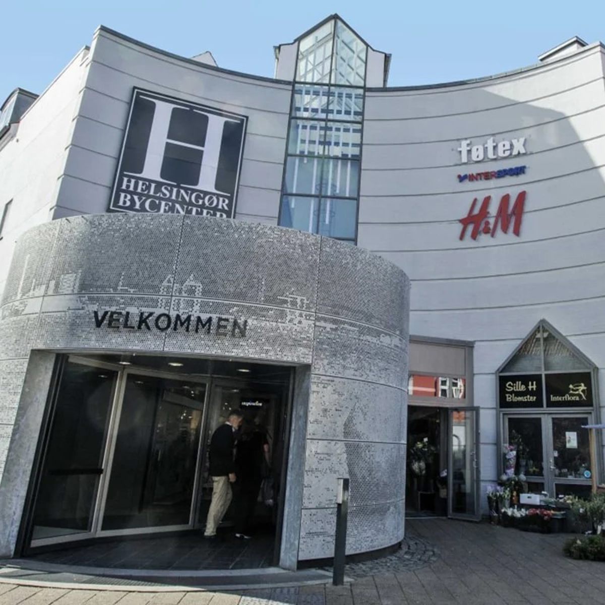 Ingång till Helsingör Bycenter med välkomstskylt och shoppingentré.