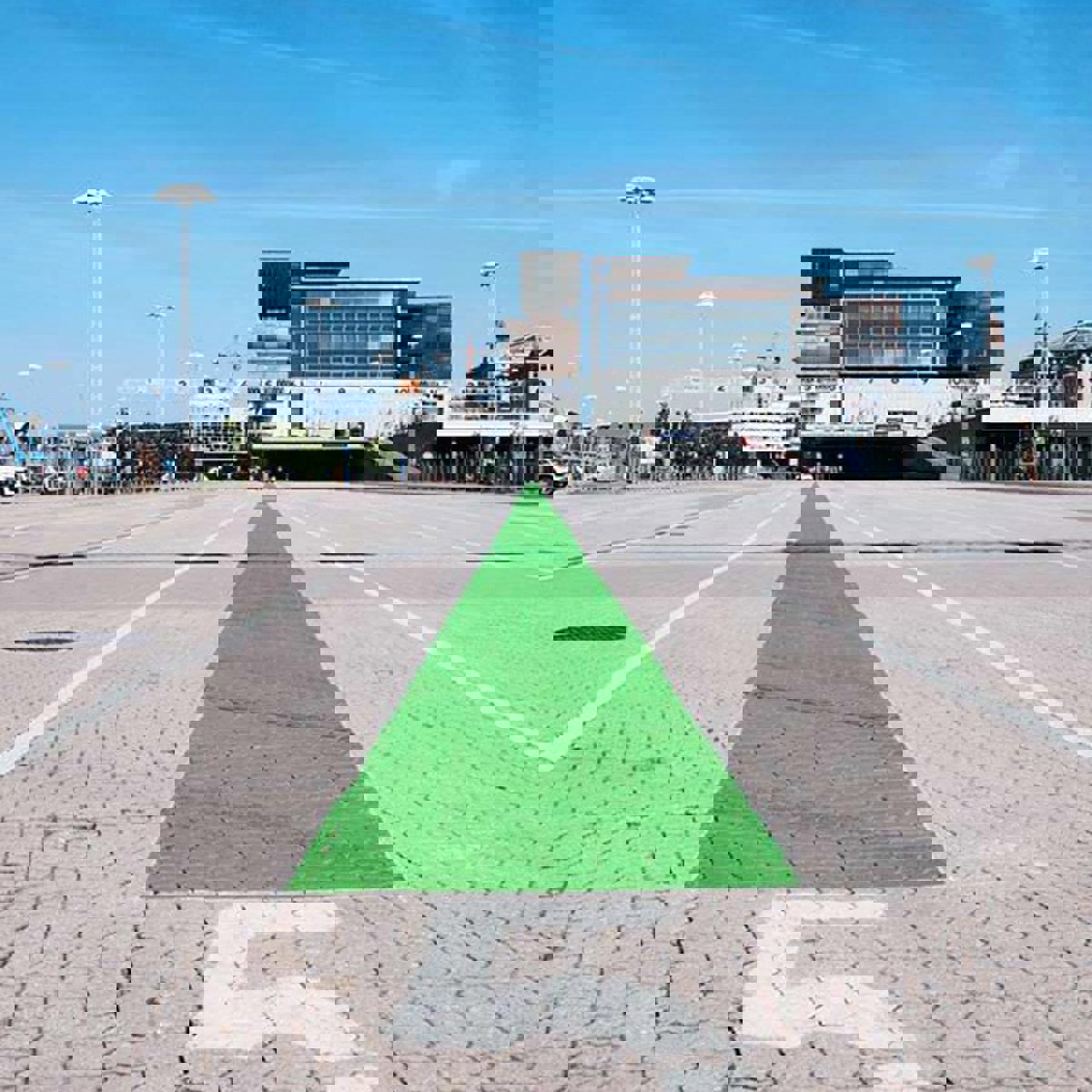 Efficient and safe energy transfer for electric vehicles with the Opladestation Bana in operation.