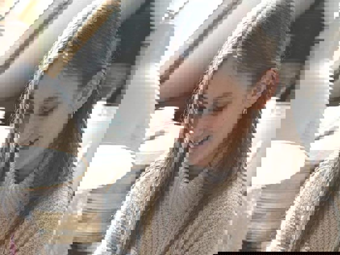 Nordrum barnansikte i ett mjukt ljus med fokus på uttrycksfulla drag och vänlig blick.