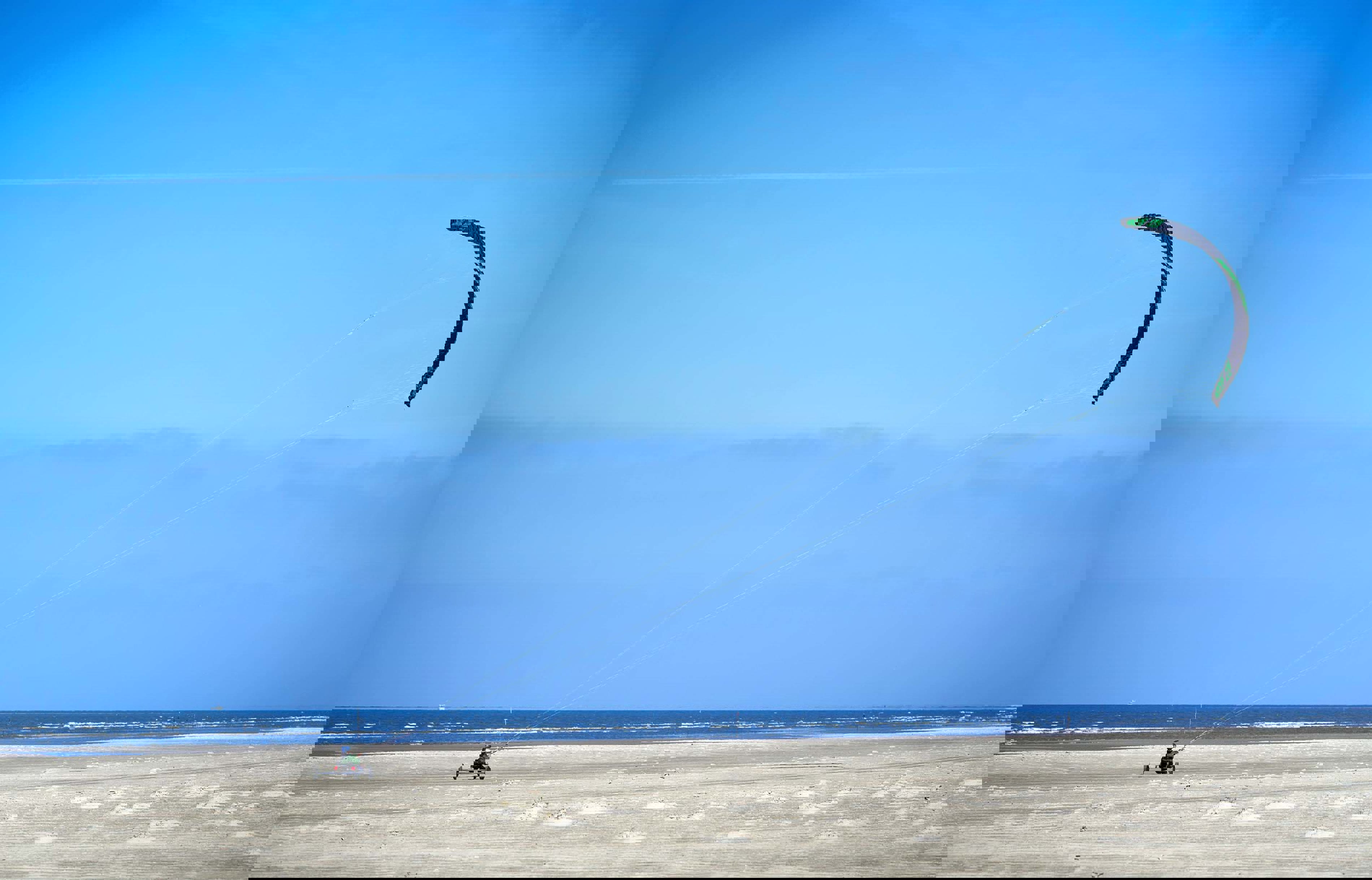 Die Fähre Molslinjen Fanoe fährt auf dem Meer, gesehen aus der Luftperspektive.