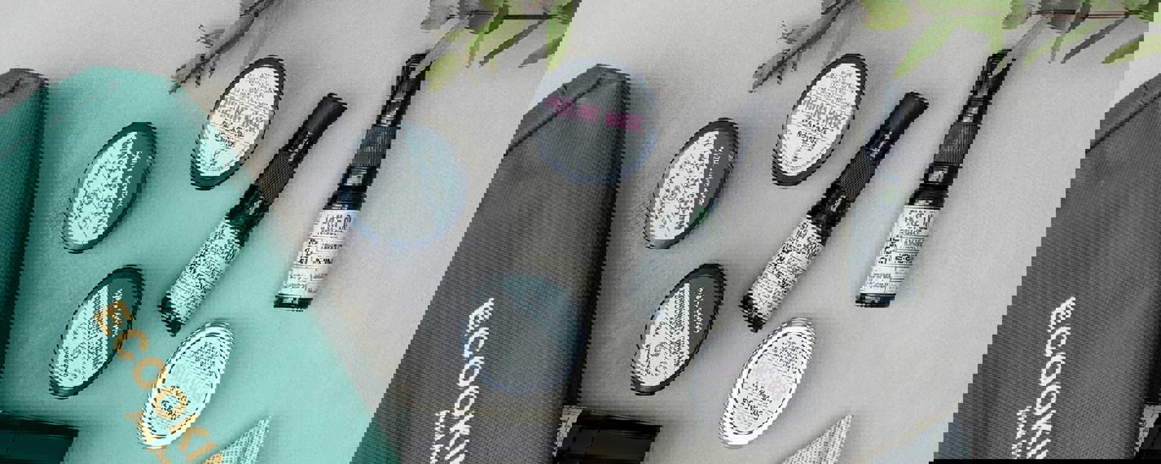 Produkter från Ecooking ligger prydligt på ett bord och varje produktetikett är läsbar.