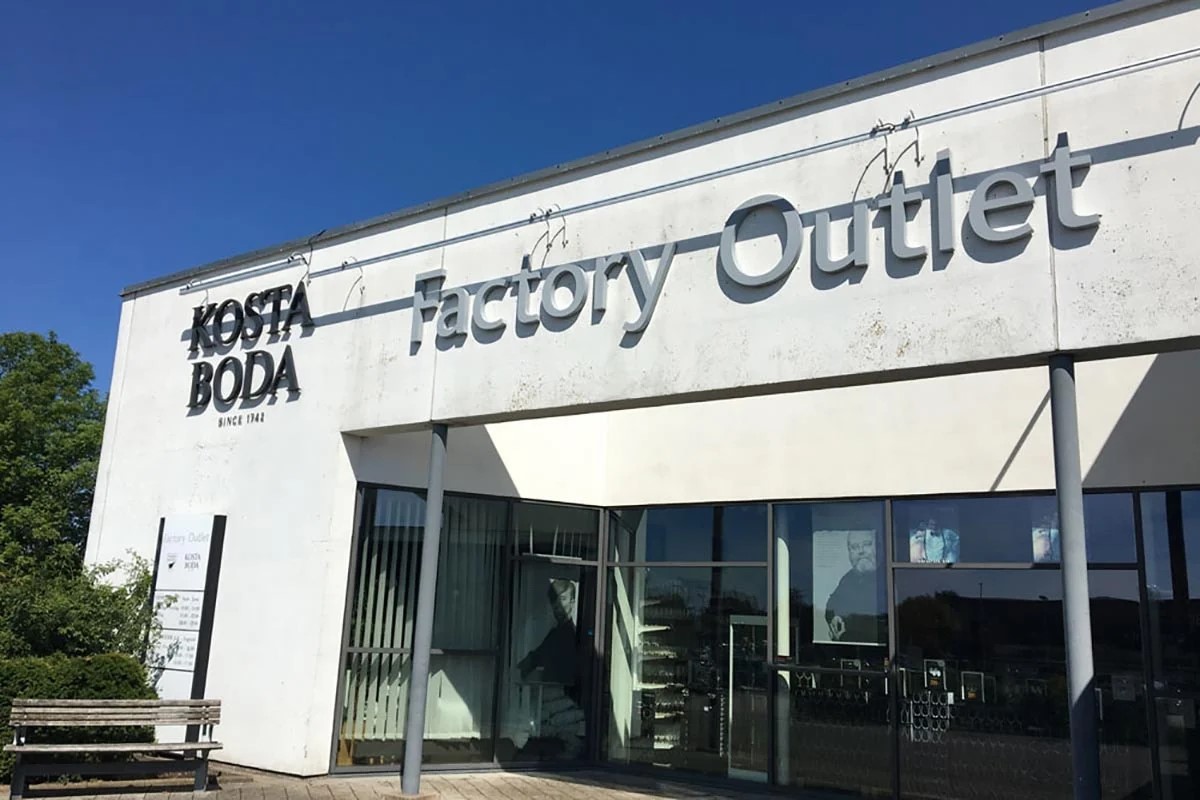 Kosta Boda Factory Outlet-butik set fra gaden i klart sollys.