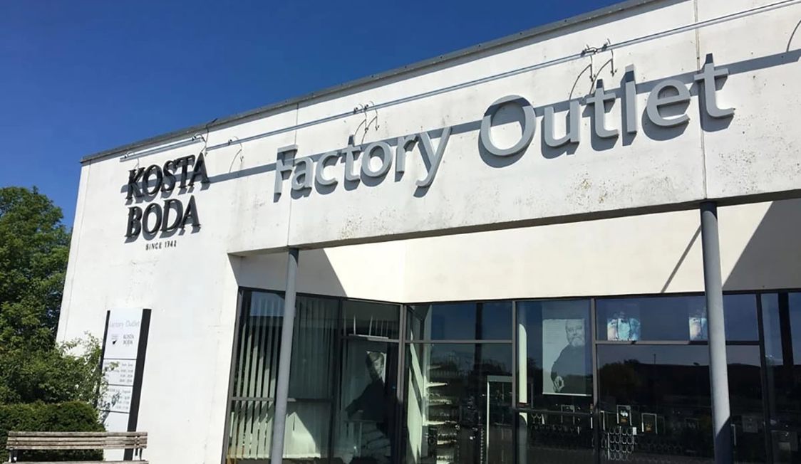 Kosta Boda Factory Outlet-butik set fra gaden i klart sollys.