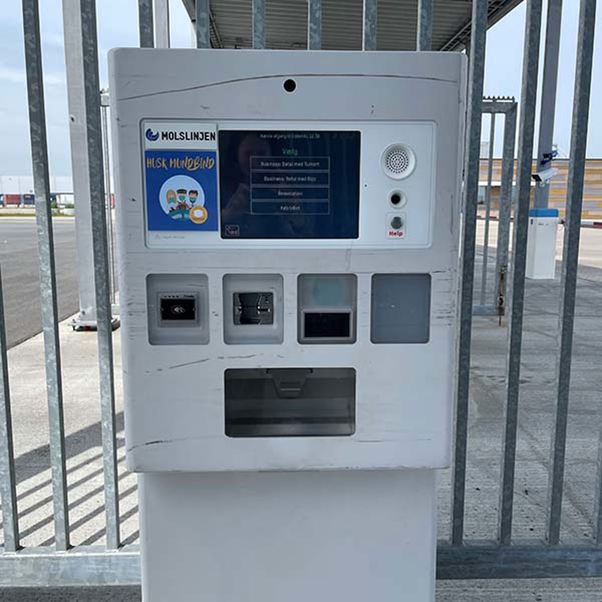 Molslinjen billetautomat ved færgeterminal med touchscreen og billetudgang i metalramme.