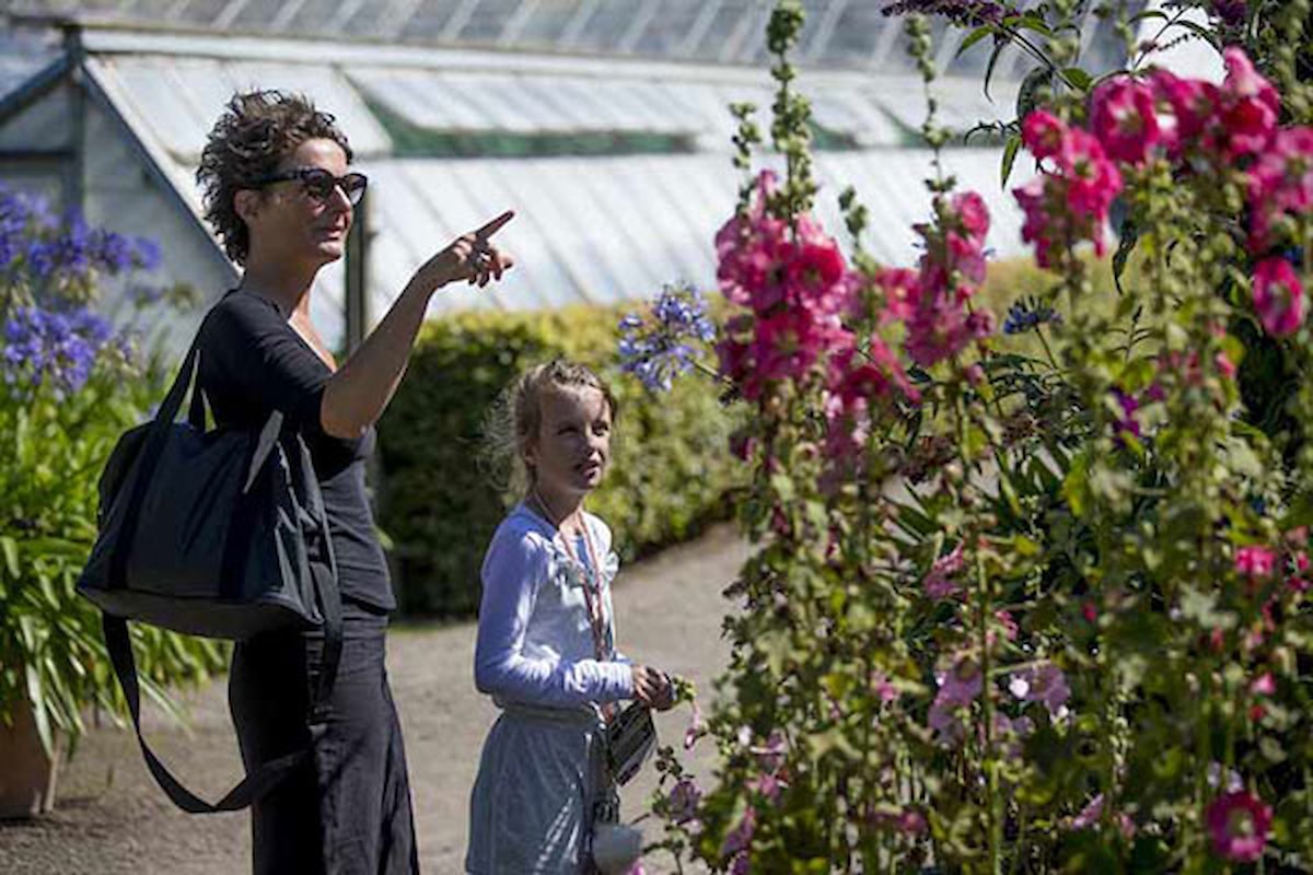 En mor og en datter snakker og peger på blomsterne ved Gavnø Slot Sinnestrædgården.
