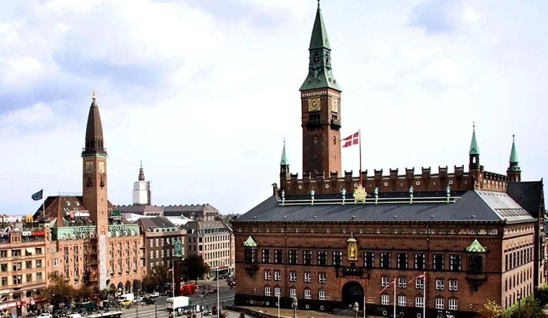 Stora vackra byggnader med torn och spiror står i solskenet i centrala Frederiksberg.