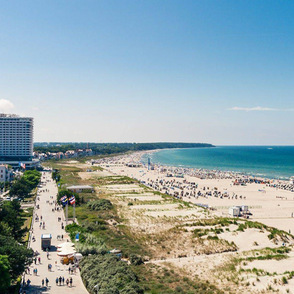Strand och hav i Mecklenburg Vorpommern, fågelvy, med solbadare och promenad vid vattnet en solig dag.