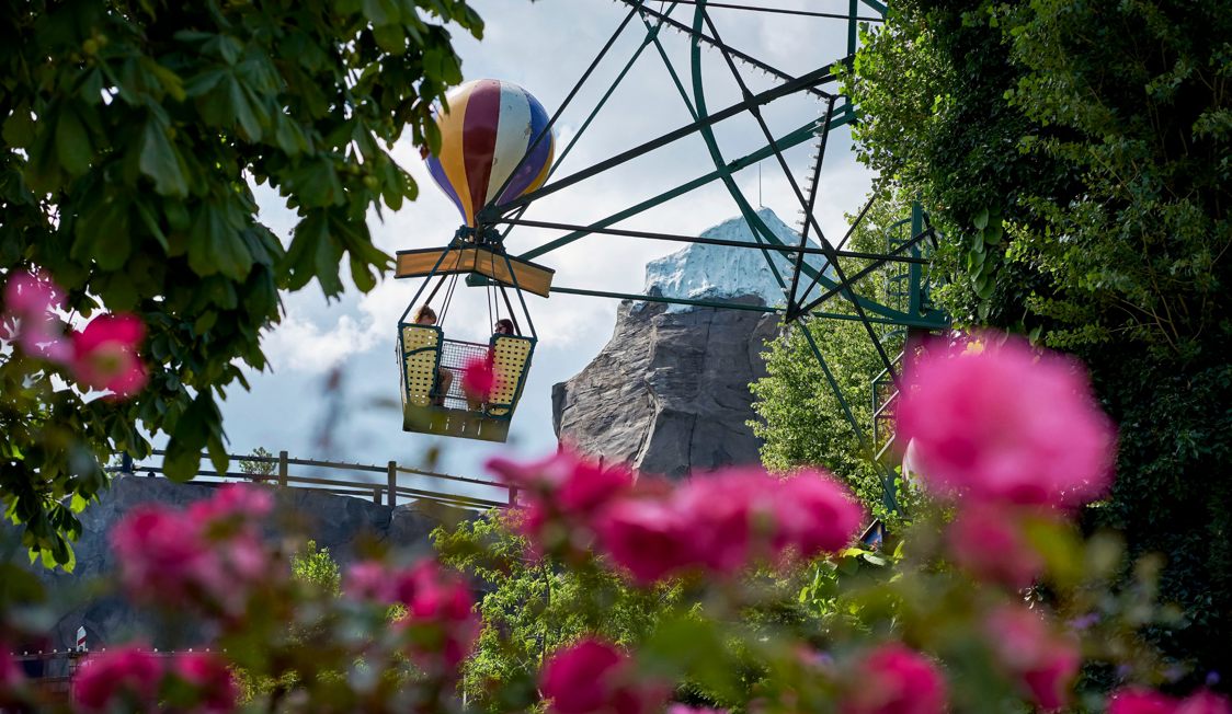 Ballongyngen Bag Roser Sit 2019 Lasse Salling 02