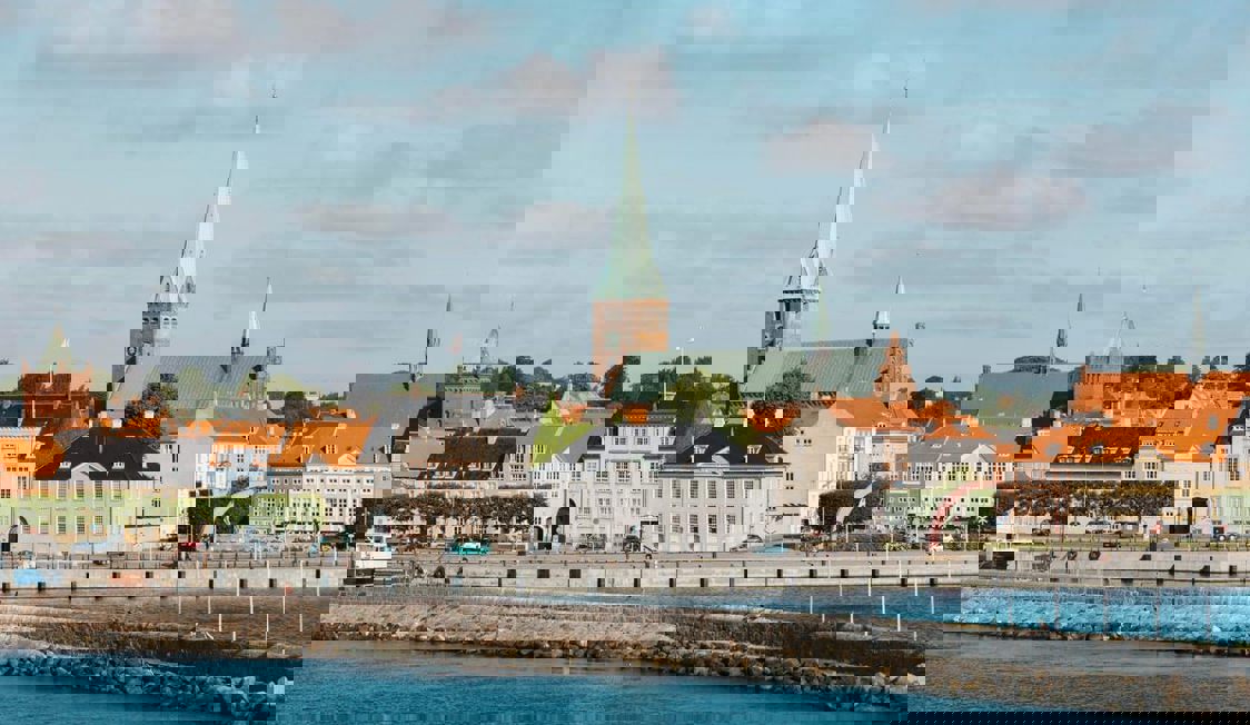 Helsingörs hamn vid kusten med färjor och fartyg på vattnet sett från ovan i dagsljus.