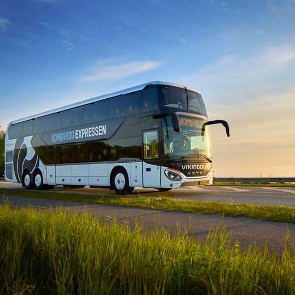 Bus Kører Ved Vand Med Græs