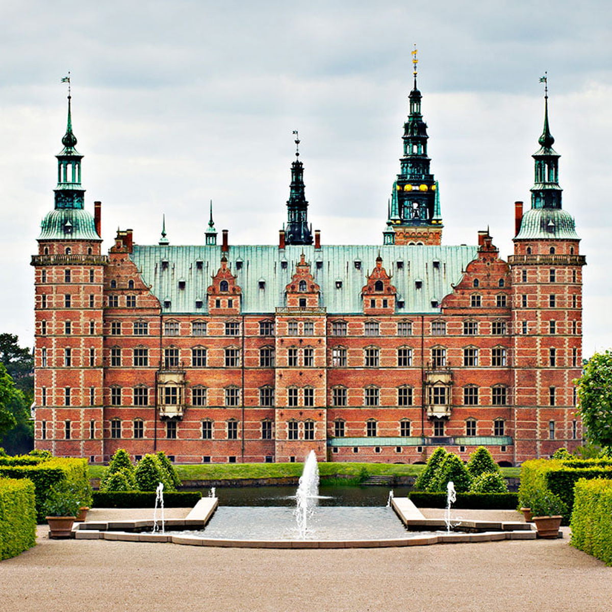 Frederiksborgs Slot i Danmark, sett framifrån i dagsljus, med tydliga arkitektoniska detaljer.