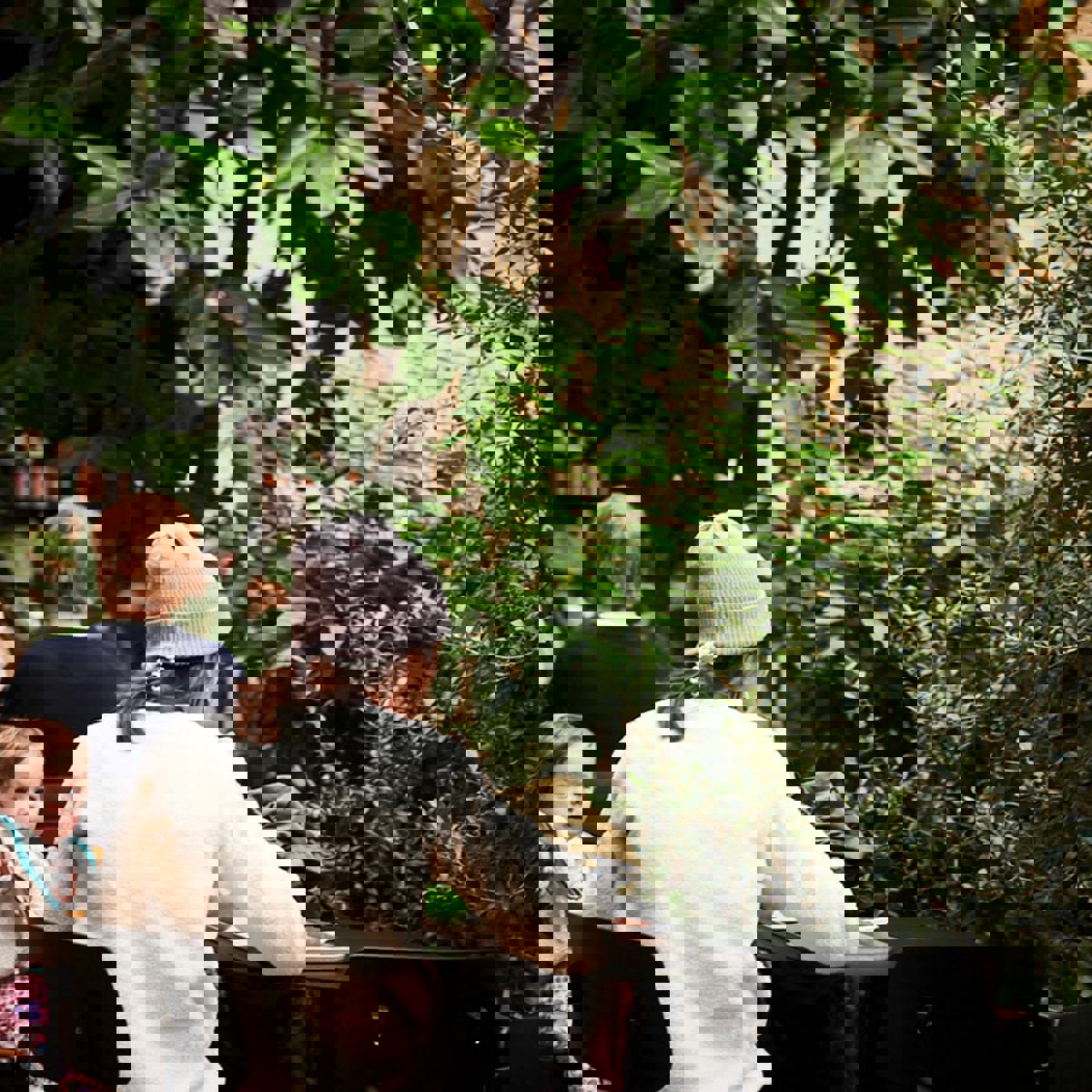 En mamma och ett barn sitter vid ett cafébord inne på Glyptoteket.