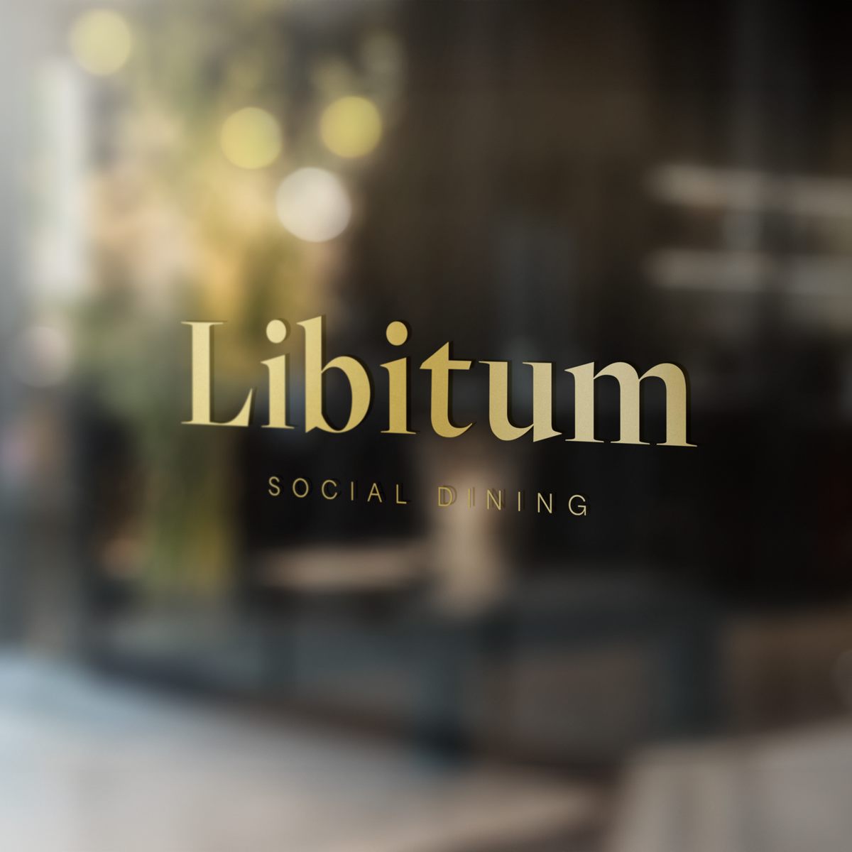 Libitum social dining logo på cafeens vindue i en by.