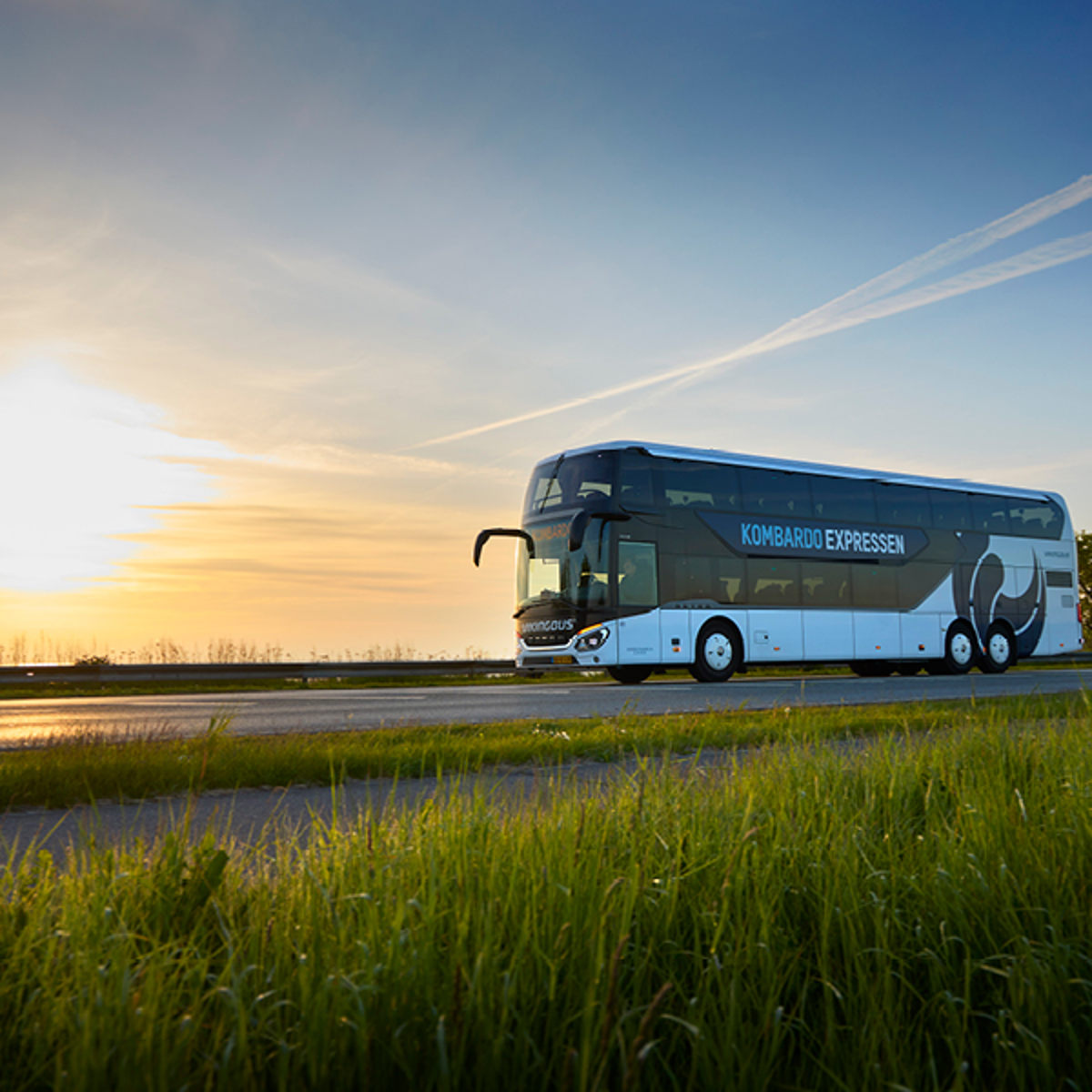 Bus Kører Ved Vand Med Græs 4