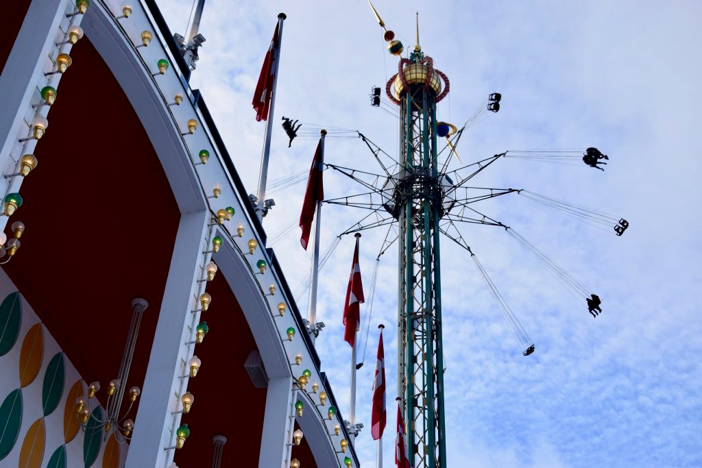 Karusell i Tivoli under vinterfestivalen  med himlen som bakgrund.