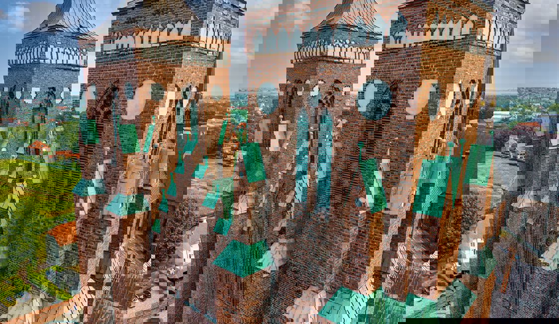 Roskilde domkyrka sedd från ovan, fokuserar på sin majestätiska arkitektur.