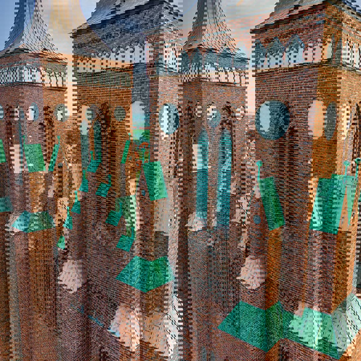 Roskilde Domkirke set fra oven med fokus på majestætisk arkitektur.