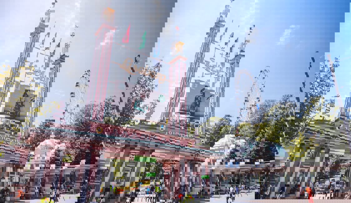 Indgangen til Lisebegsommar ses i frøperspektiv med forlystelser i baggrunden.