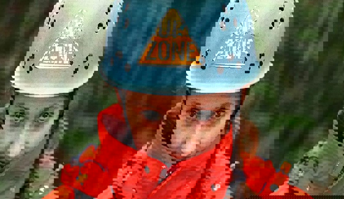 En kvinde med en Upzone hjelm ses i close-up.