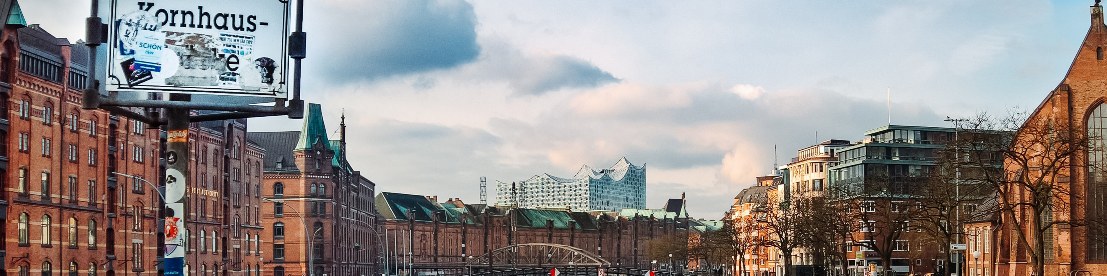 Historisk byggnadsfasad i tegel mot blå himmel i stadsmiljö under vintertid.