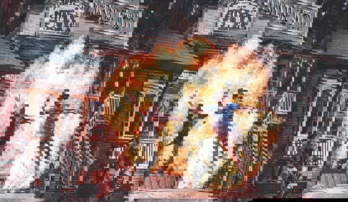 To personer hoppe ud fra en eksplosion på en western salon.