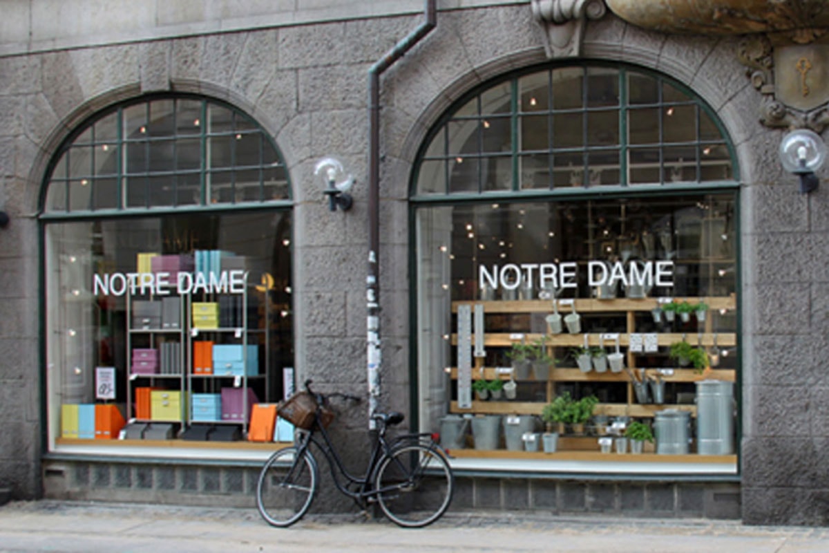 Ett skyltfönster med stora fönster där det står ”Notre Dame”.