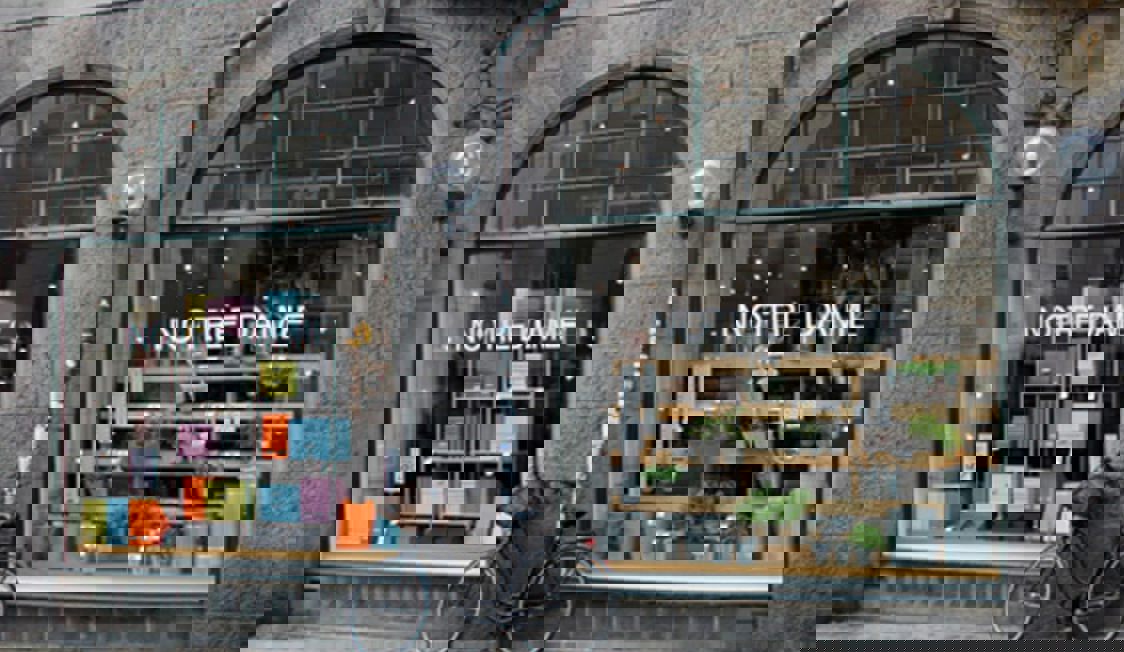 Ett skyltfönster med stora fönster där det står ”Notre Dame”.