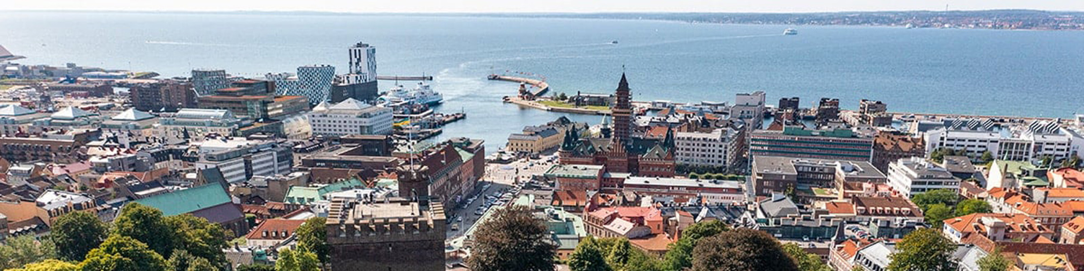 Udsigt over Helsingørs bymidte og havn set fra oven med Øresund i baggrunden.