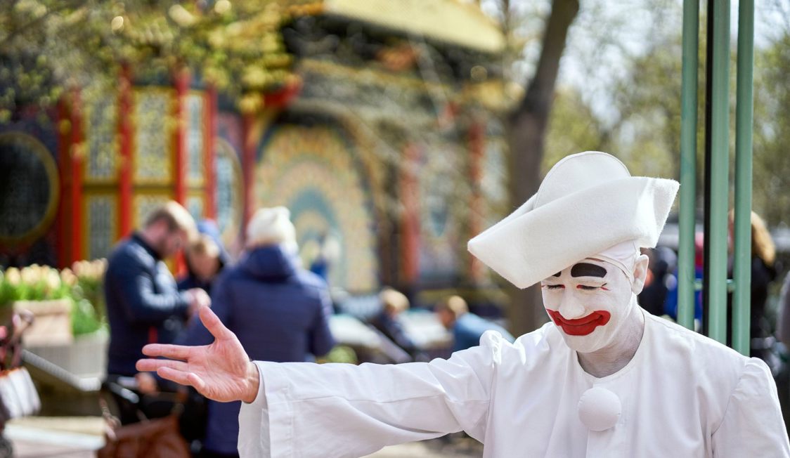 Pjerrot i Tivoli med vit smink och kostym, öppnar säsongen med karakteristisk föreställning.