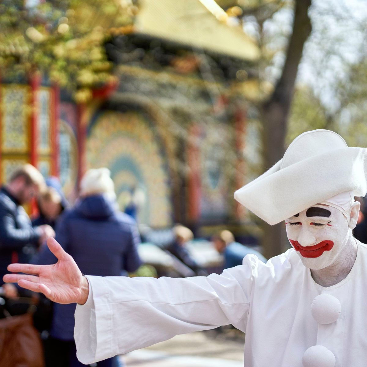 Pjerrot-optræden i Tivoli med karakteristisk sminket ansigt og hvidt kostume, åbner sæsonen.