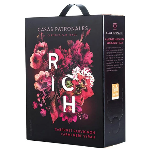 Bag-in-box vin Casapatronales Rich, dekorerad med blommotiv och etikett "Fair for Life" på framsidan.