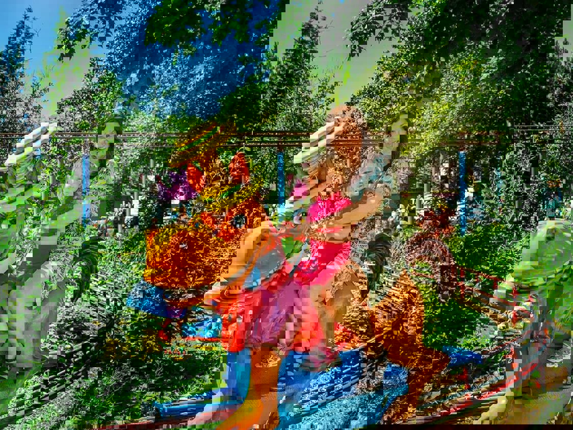 Mamma och dotter sitter på en karusellhäst i Bonbonland.